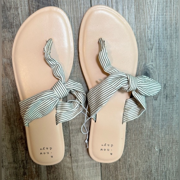 A new day woman’s size 8.5 flip flop in cloth bow - Picture 1 of 3